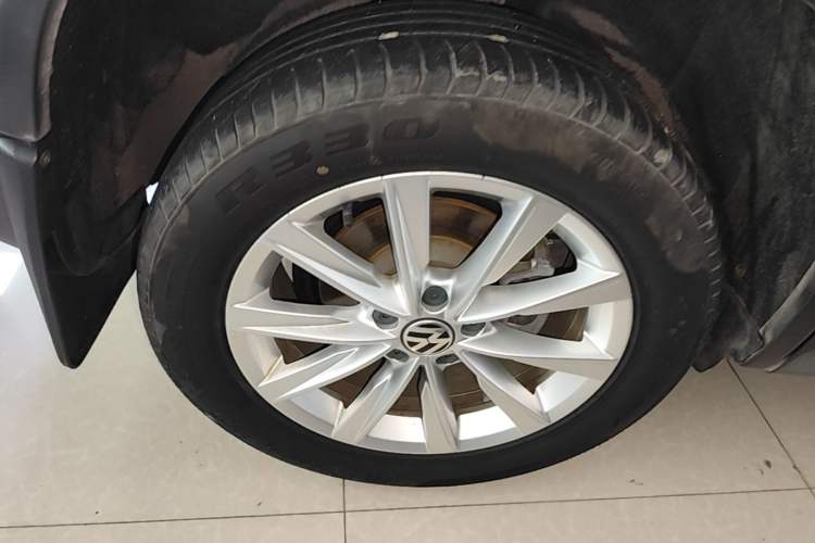 Used Volkswagen Tiguan 2017 300TSI Automatic Two-Wheel Drive Silk Road Comfort Edition Right Rear Wheel Hub