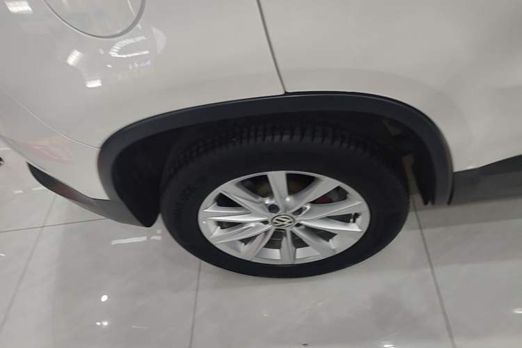 Used Volkswagen Tiguan 2017 300TSI Automatic Two-Wheel Drive Silk Road Comfort Edition Right Rear Wheel Hub