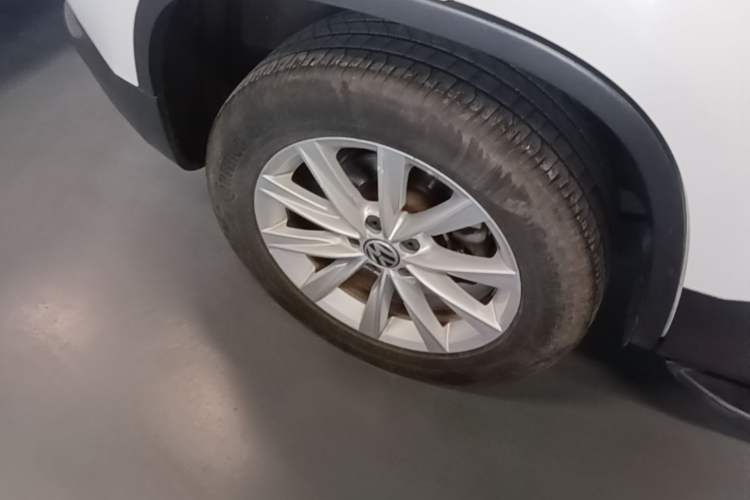Used Volkswagen Tiguan 2017 300TSI Automatic Two-Wheel Drive Silk Road Comfort Edition Right Rear Wheel Hub