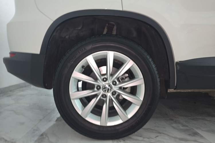Used Volkswagen Tiguan 2017 300TSI Automatic Two-Wheel Drive Silk Road Luxury Edition Right Rear Wheel Hub