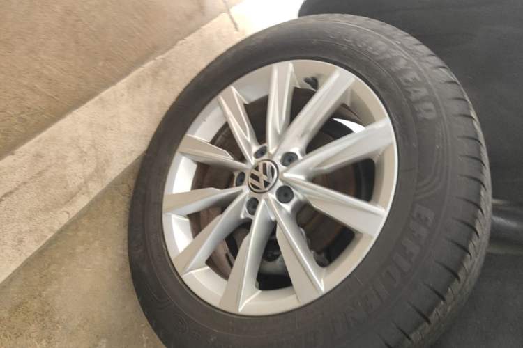 Used Volkswagen Tiguan 2017 300TSI Automatic Two-Wheel Drive Silk Road Comfort Edition Right Rear Wheel Hub
