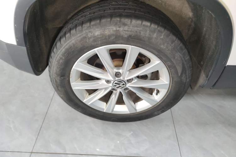 Used Volkswagen Tiguan 2017 300TSI Automatic Two-Wheel Drive Silk Road Comfort Edition Right Rear Wheel Hub