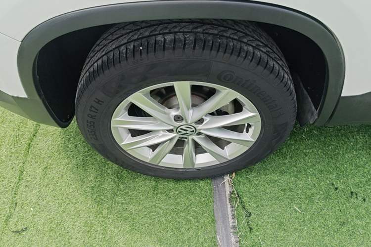 Used Volkswagen Tiguan 2017 300TSI Automatic Two-Wheel Drive Silk Road Luxury Edition Right Rear Wheel Hub