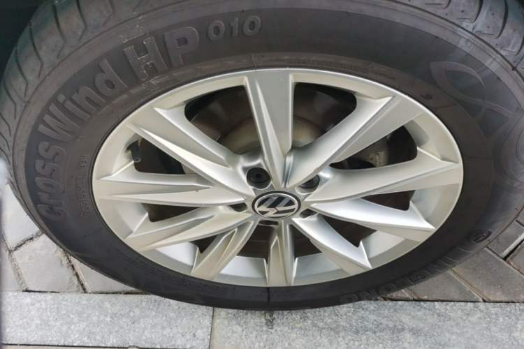Used Volkswagen Tiguan 2017 300TSI Automatic Two-Wheel Drive Silk Road Luxury Edition Right Rear Wheel Hub