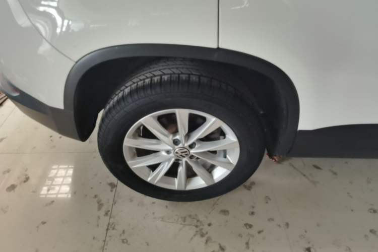 Used Volkswagen Tiguan 2017 300TSI Automatic Two-Wheel Drive Silk Road Luxury Edition Right Rear Wheel Hub