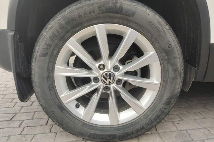 Used Volkswagen Tiguan 2017 300TSI Automatic Two-Wheel Drive Silk Road Comfort Edition Right Rear Wheel Hub