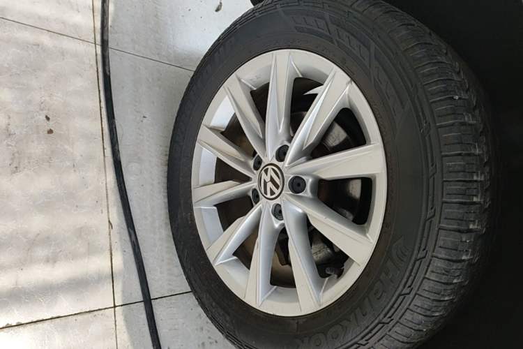 Used Volkswagen Tiguan 2017 300TSI Automatic Two-Wheel Drive Silk Road Luxury Edition Right Rear Wheel Hub