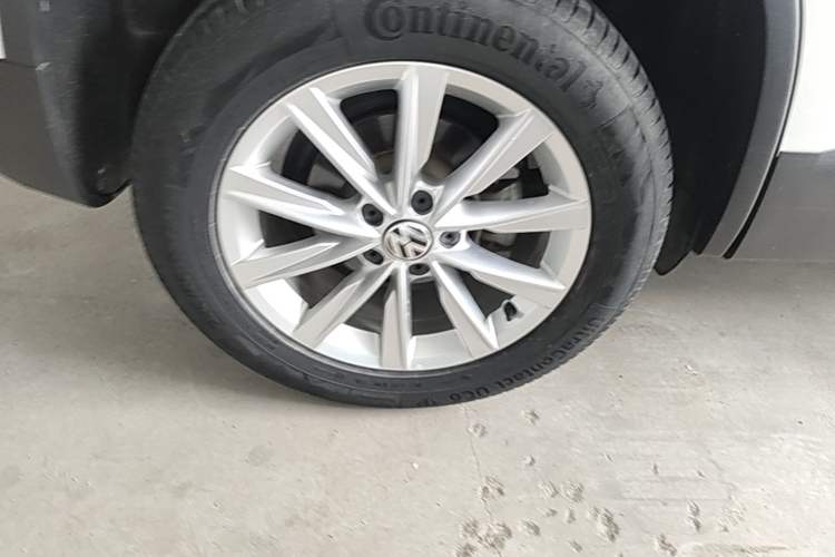 Used Volkswagen Tiguan 2017 300TSI Automatic Two-Wheel Drive Silk Road Comfort Edition Right Rear Wheel Hub