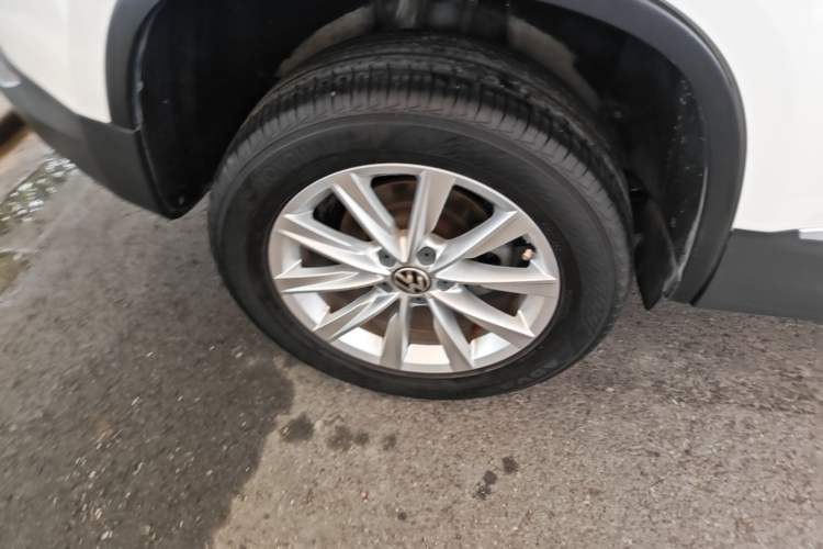 Used Volkswagen Tiguan 2017 300TSI Automatic Two-Wheel Drive Silk Road Comfort Edition Right Rear Wheel Hub