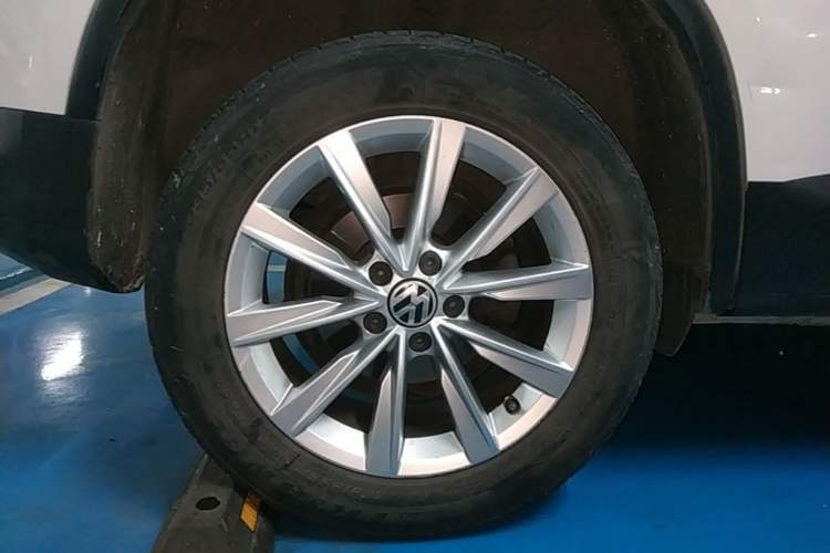 Used Volkswagen Tiguan 2017 300TSI Automatic Two-Wheel Drive Silk Road Luxury Edition Right Rear Wheel Hub