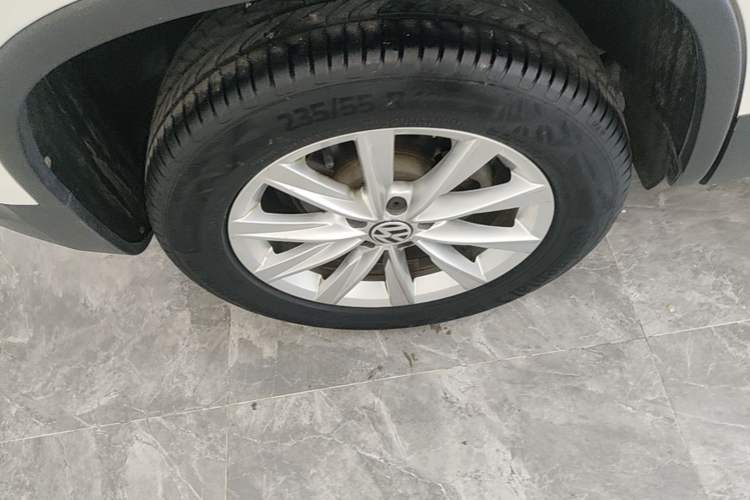 Used Volkswagen Tiguan 2017 300TSI Automatic Two-Wheel Drive Silk Road Luxury Edition Right Rear Wheel Hub
