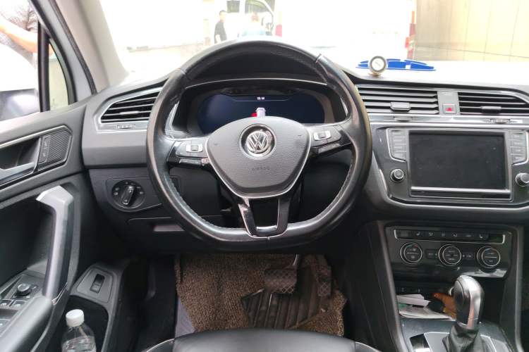 Used Volkswagen Tiguan 2017 330TSI All-Wheel-Drive Innovation Model Steering Wheel