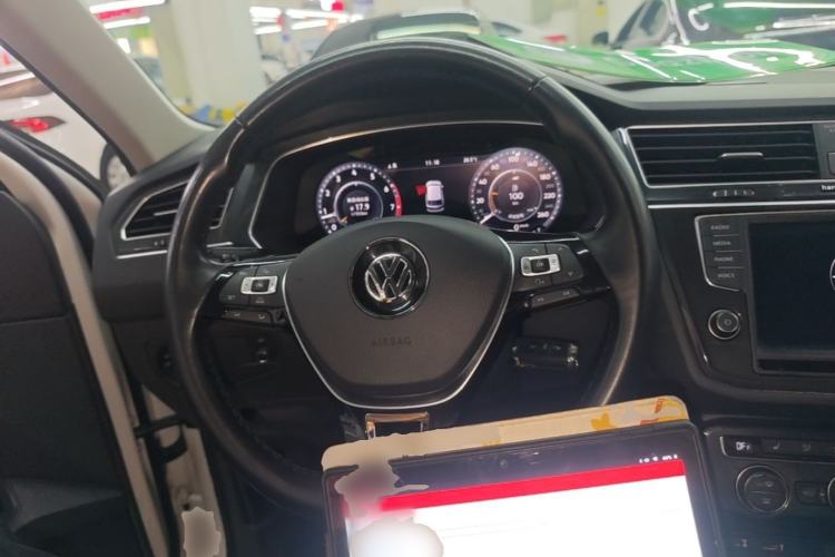 Used Volkswagen Tiguan 2017 330TSI All-Wheel-Drive Innovation Model Steering Wheel