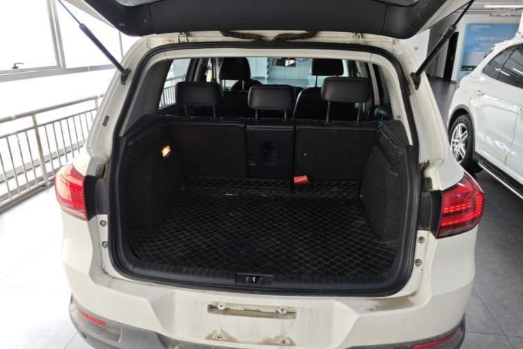 Used Volkswagen Tiguan 2017 300TSI Automatic Two-Wheel Drive Silk Road Comfort Edition Trunk
