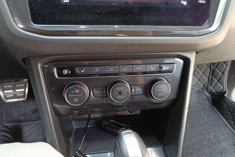Used Volkswagen Tiguan 2018 380TSI Four-Wheel Drive R-Line Audio And AC Panel