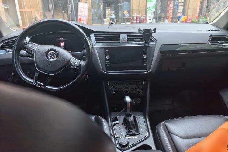 Used Volkswagen Tiguan 2018 330TSI All-Wheel-Drive Innovation Model Center Console