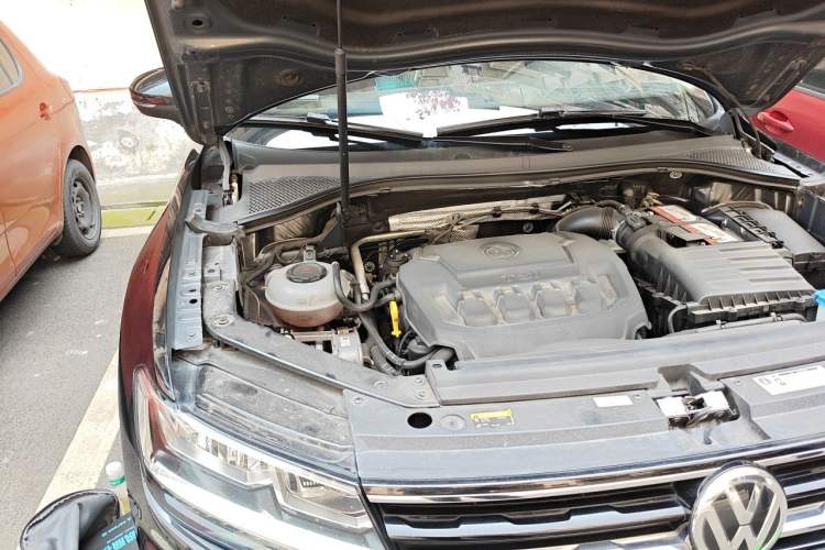 Used Volkswagen Tiguan 2018 330TSI All-Wheel-Drive Innovation Model Engine Bay Right