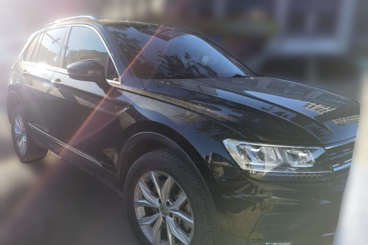 Used Volkswagen Tiguan 2018 330TSI All-Wheel-Drive Innovation Model Front Right 45 Deg