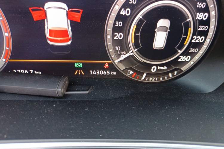 Used Volkswagen Tiguan 2018 380TSI Four-Wheel Drive R-Line Odometer Close Up