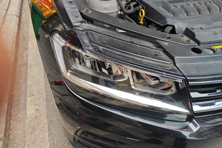 Used Volkswagen Tiguan 2018 330TSI All-Wheel-Drive Innovation Model Right Front Headlight