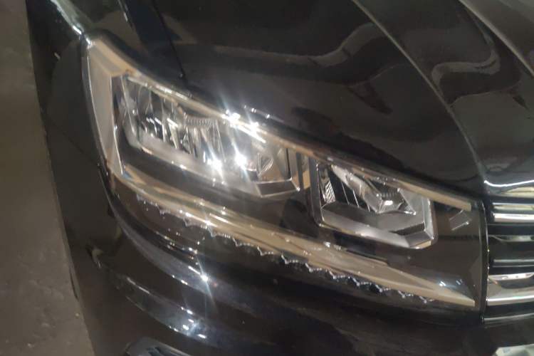 Used Volkswagen Tiguan 2018 330TSI All-Wheel-Drive Innovation Model Right Front Headlight