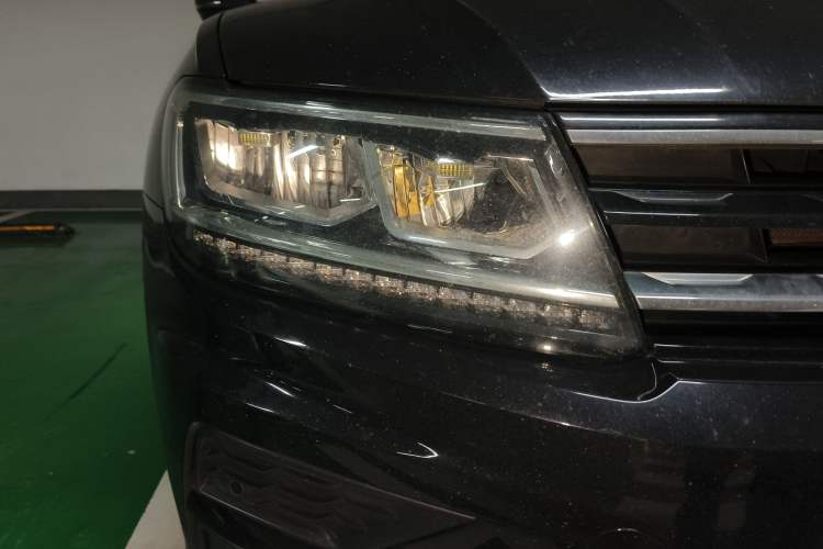 Used Volkswagen Tiguan 2018 330TSI All-Wheel-Drive Innovation Model Right Front Headlight