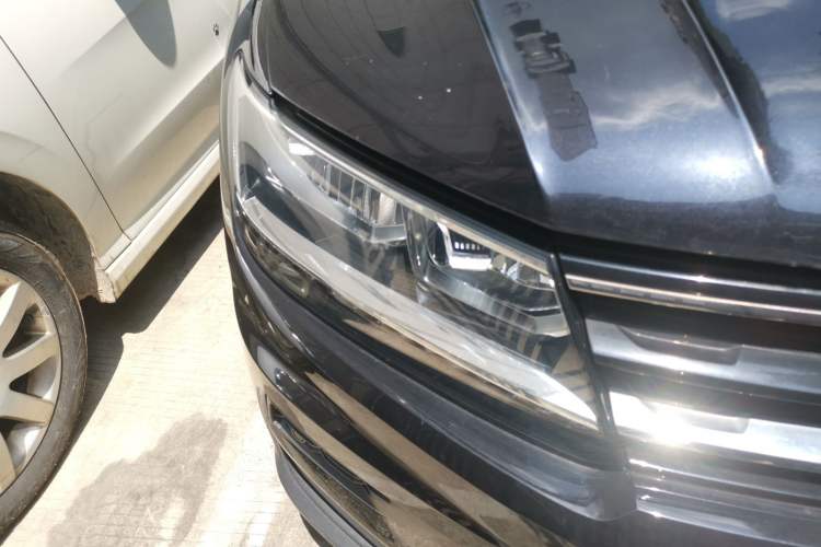 Used Volkswagen Tiguan 2018 330TSI All-Wheel-Drive Innovation Model Right Front Headlight