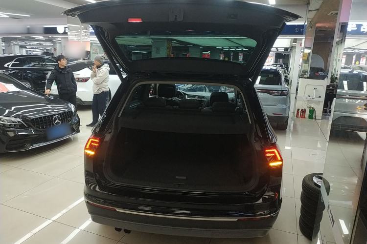 Used Volkswagen Tiguan 2018 330TSI All-Wheel-Drive Innovation Model Trunk