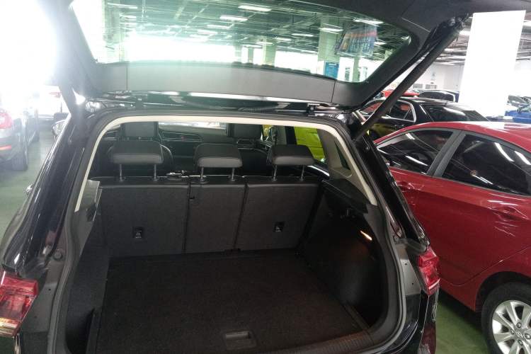 Used Volkswagen Tiguan 2018 330TSI All-Wheel-Drive Innovation Model Trunk