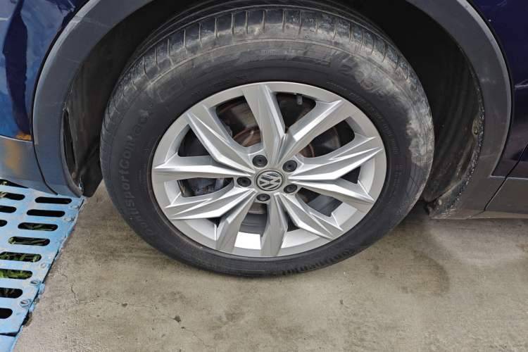 Used Volkswagen Tiguan 2018 330TSI All-Wheel-Drive Innovation Model Exterior 4