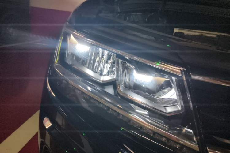 Used Volkswagen Tiguan 2018 330TSI All-Wheel-Drive Innovation Model Right Front Headlight