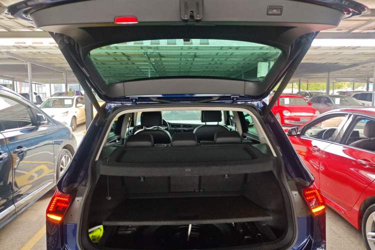 Used Volkswagen Tiguan 2018 330TSI All-Wheel-Drive Innovation Model Trunk