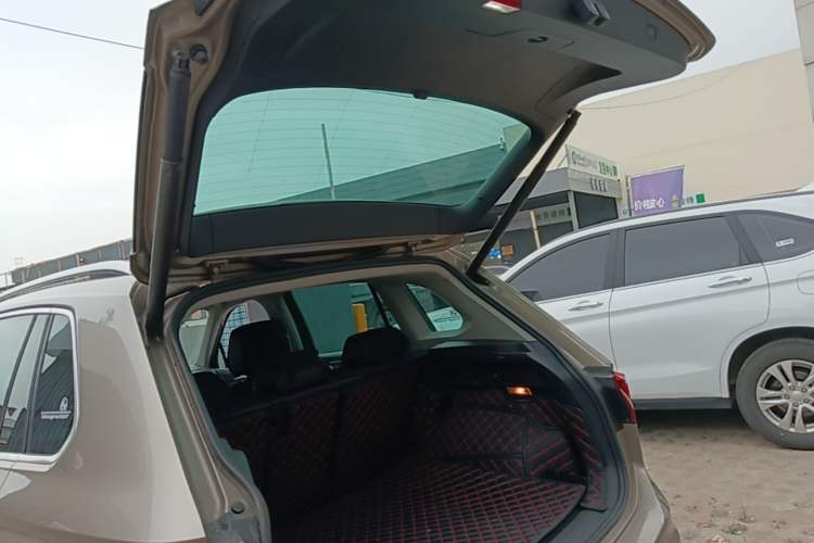 Used Volkswagen Tiguan 2018 330TSI All-Wheel-Drive Innovation Model Trunk