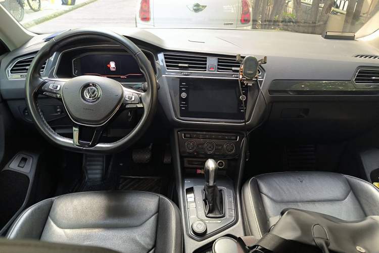 Used Volkswagen Tiguan 2018 330TSI All-Wheel-Drive Innovation Model Center Console