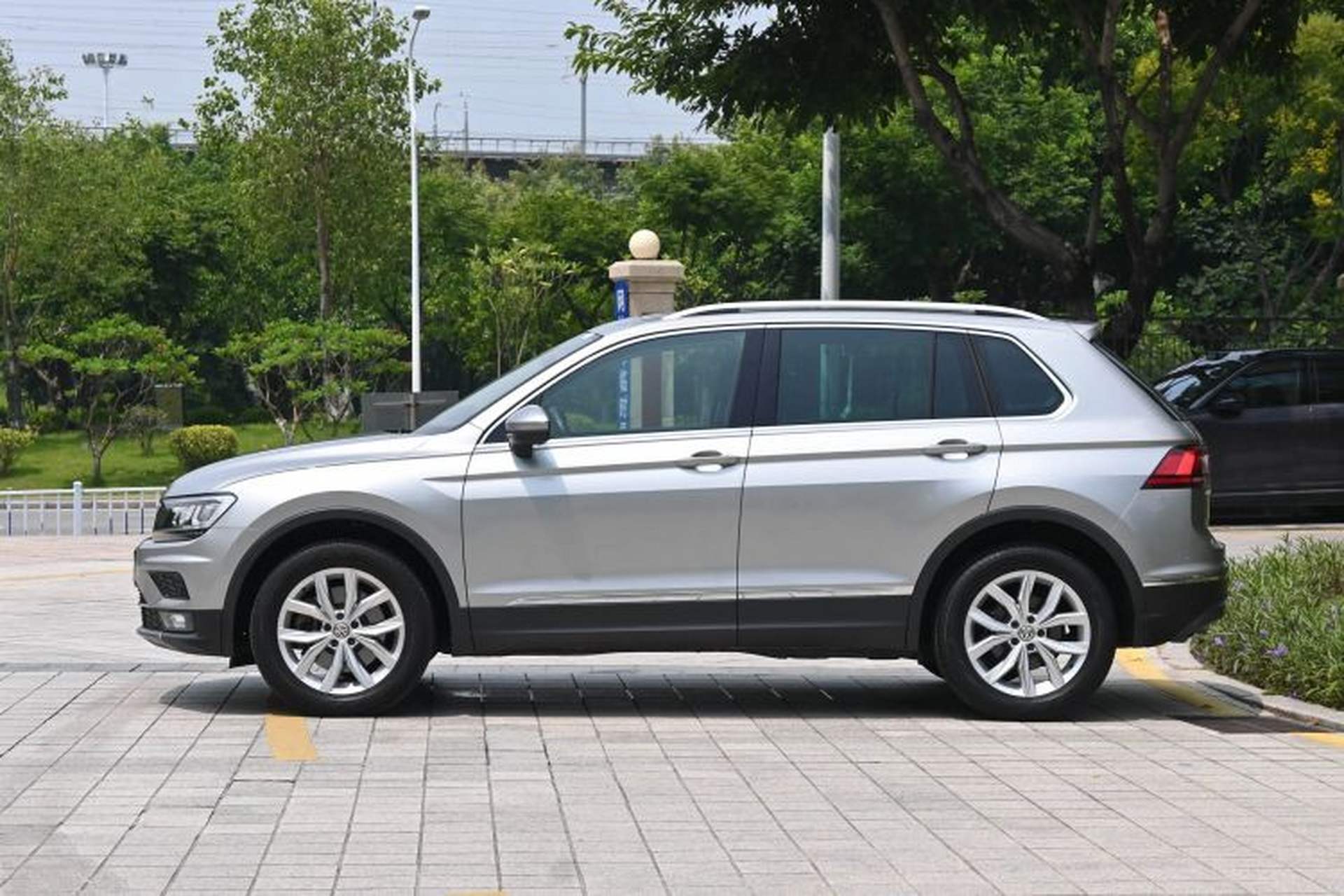 Used Volkswagen Tiguan 2018 330TSI All-Wheel-Drive Innovation Model Exterior 4