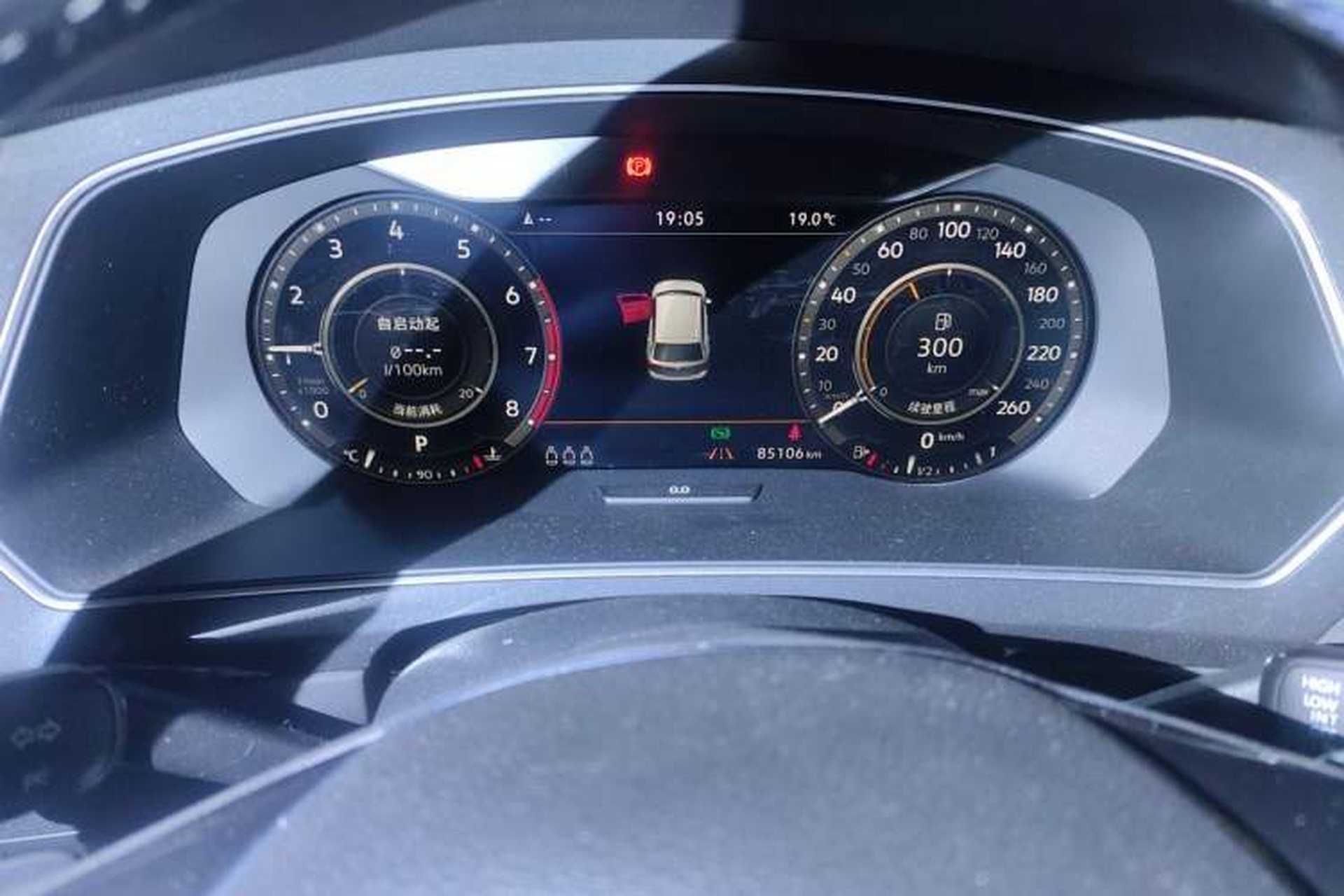 Used Volkswagen Tiguan 2018 330TSI Four-Wheel Drive High-End Model Odometer Close Up
