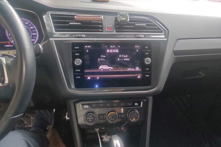 Used Volkswagen Tiguan 2018 380TSI Four-Wheel Drive R-Line Audio And AC Panel