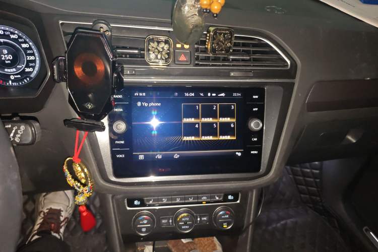 Used Volkswagen Tiguan 2018 380TSI Four-Wheel Drive R-Line Audio And AC Panel
