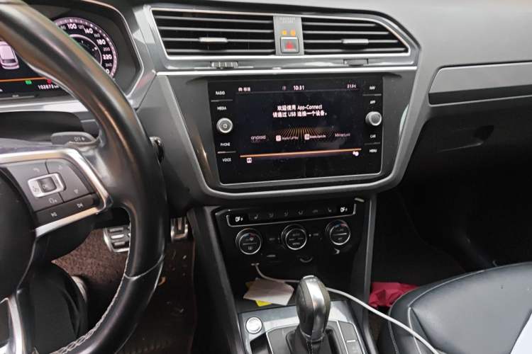 Used Volkswagen Tiguan 2018 380TSI Four-Wheel Drive R-Line Audio And AC Panel