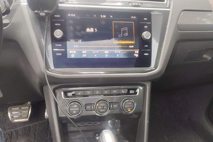 Used Volkswagen Tiguan 2018 380TSI Four-Wheel Drive R-Line Audio And AC Panel