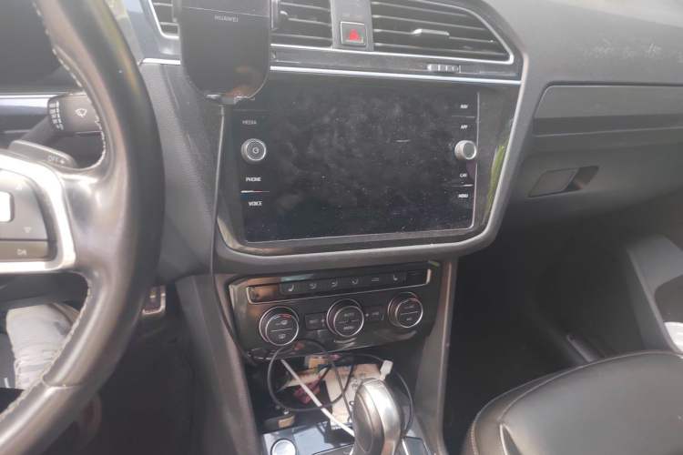 Used Volkswagen Tiguan 2018 380TSI Four-Wheel Drive R-Line Audio And AC Panel