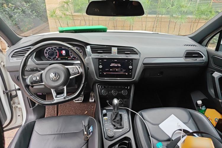 Used Volkswagen Tiguan 2018 380TSI Four-Wheel Drive R-Line Center Console