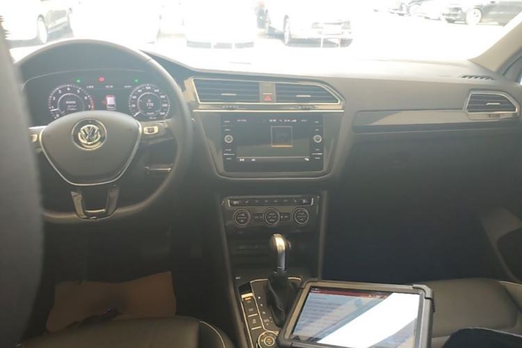 Used Volkswagen Tiguan 2018 330TSI All-Wheel-Drive Innovation Model Center Console