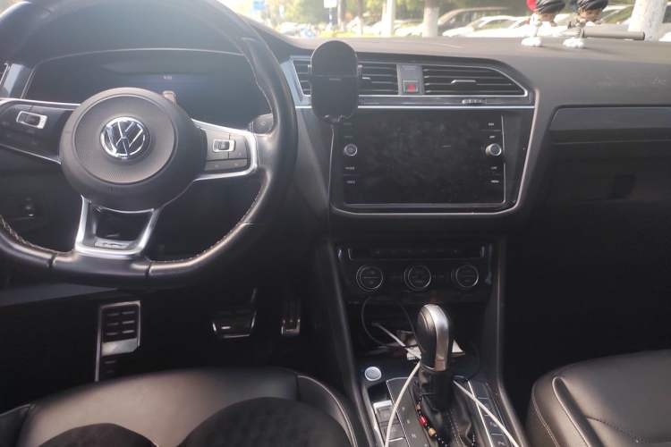 Used Volkswagen Tiguan 2018 380TSI Four-Wheel Drive R-Line Center Console