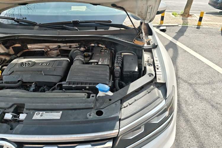 Used Volkswagen Tiguan 2018 380TSI Four-Wheel Drive R-Line Engine Bay Left