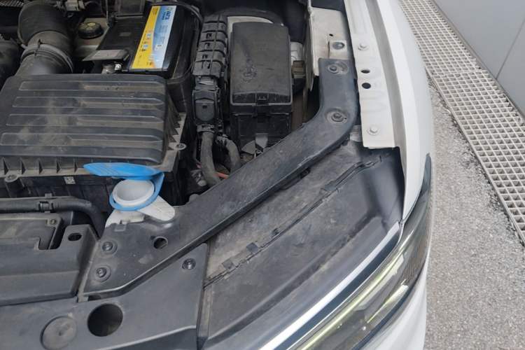 Used Volkswagen Tiguan 2018 380TSI Four-Wheel Drive R-Line Engine Bay Left