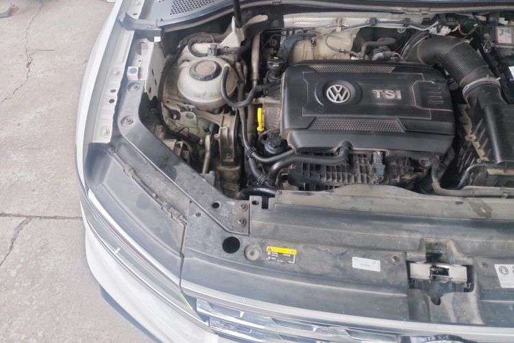 Used Volkswagen Tiguan 2018 380TSI Four-Wheel Drive R-Line Engine Bay Right