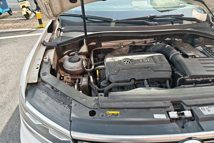 Used Volkswagen Tiguan 2018 380TSI Four-Wheel Drive R-Line Engine Bay Right