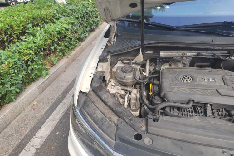 Used Volkswagen Tiguan 2018 380TSI Four-Wheel Drive R-Line Engine Bay Right