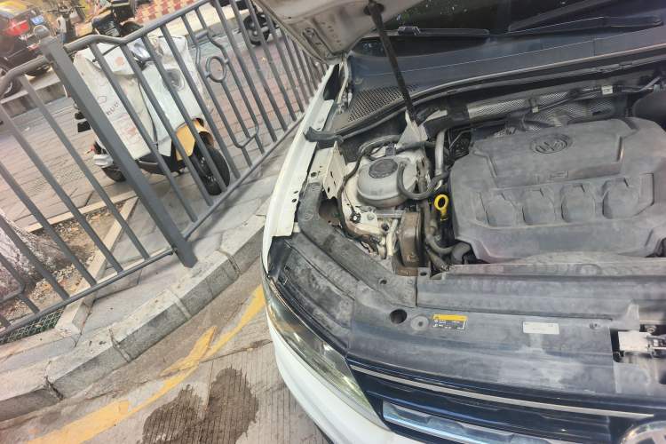Used Volkswagen Tiguan 2018 330TSI All-Wheel-Drive Innovation Model Engine Bay Right